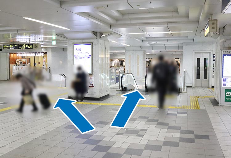 エスカレーターまたは階段にて下へ