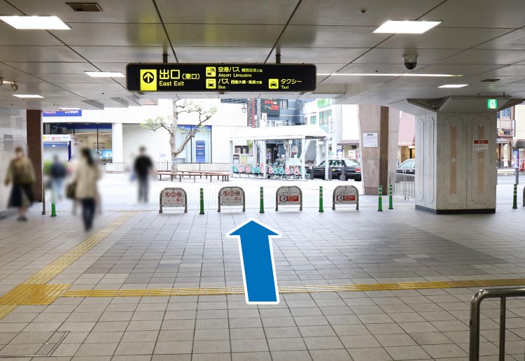 東口を出る