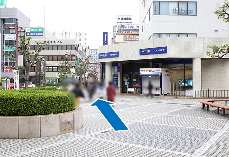 みずほ銀行に向かって歩く