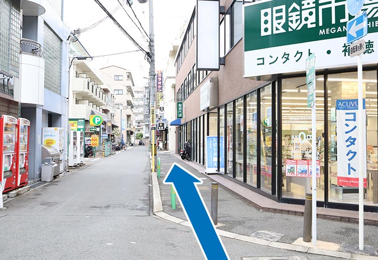 眼鏡市場の前を左折後直進