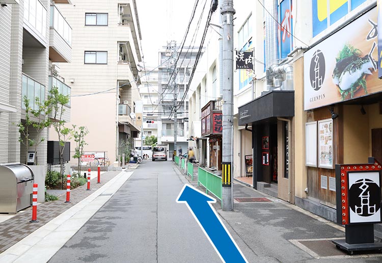 さらに直進すると突き当りに信号器が見えます