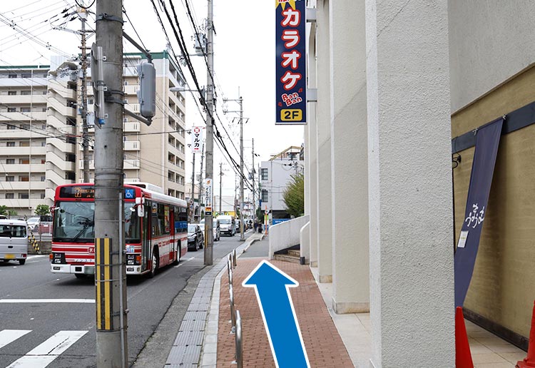 信号器を右折後歩道に沿って直進